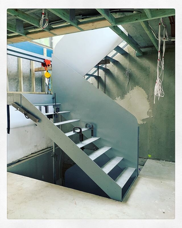 stairs are go 👏🏻👏🏻😱🧡 @katiejaques #stairwells #steelbalustrades #interiorarchitecture