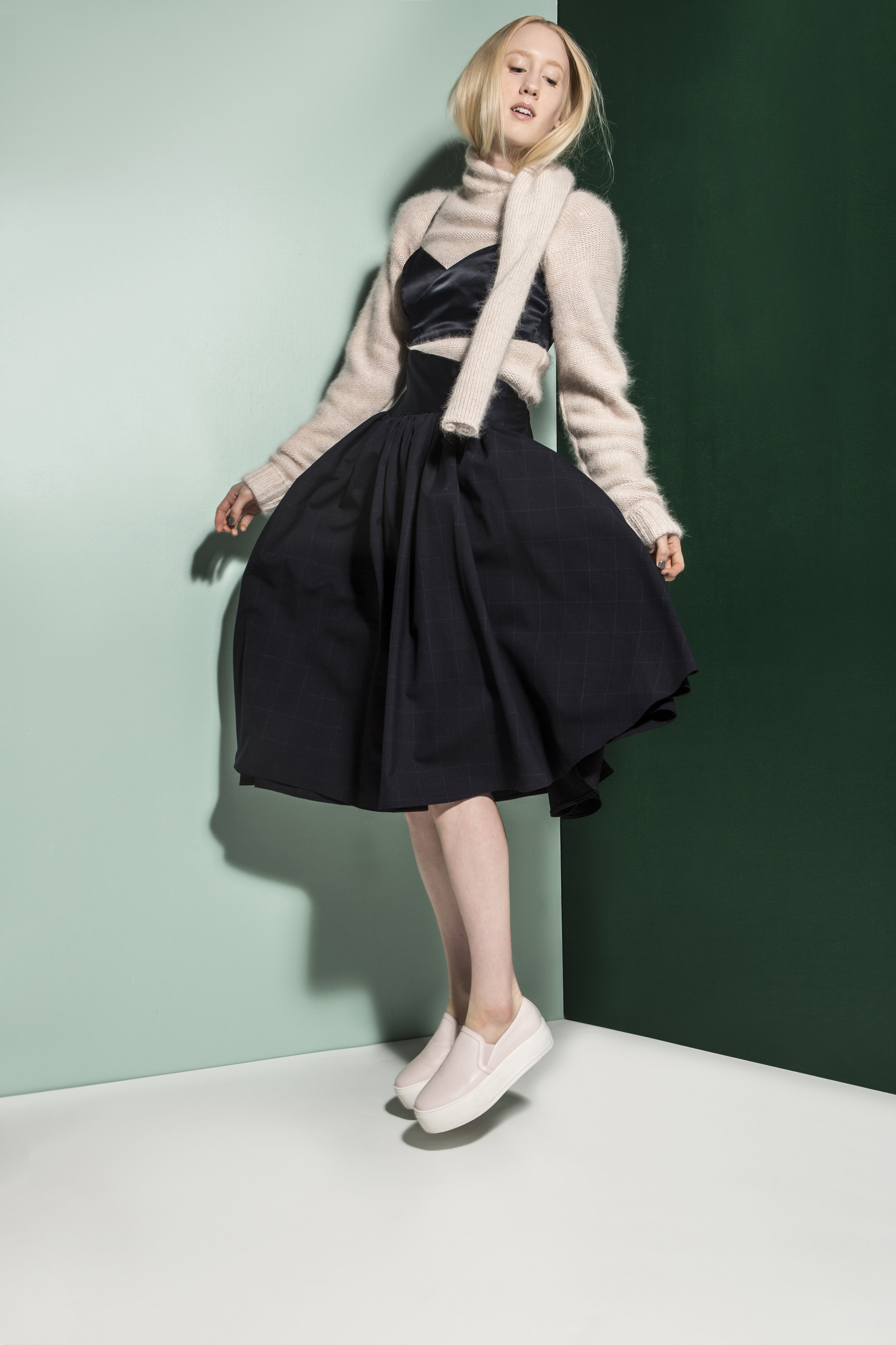 This is the image caption Title.