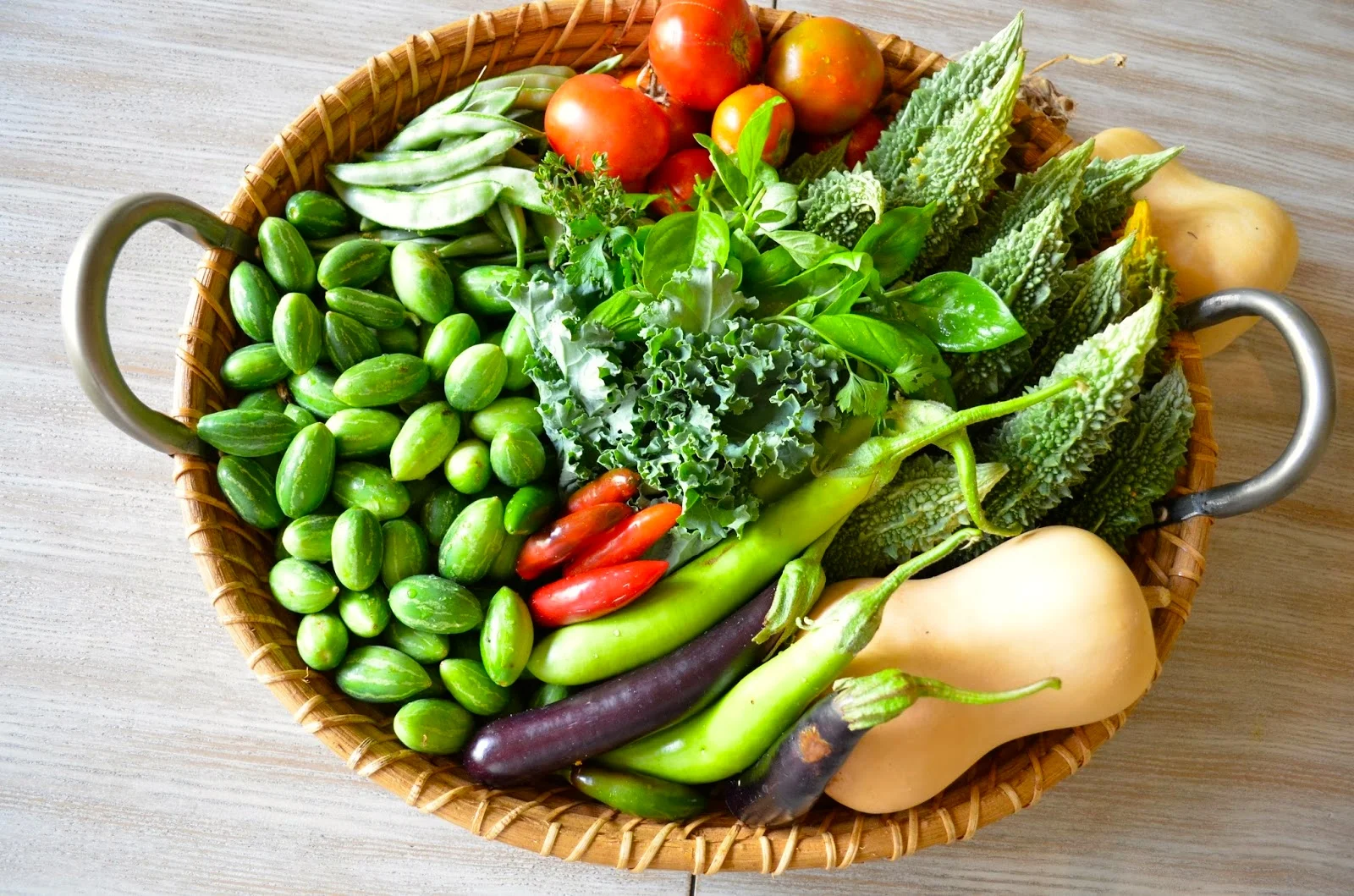 Now picture this lined with lettuce and full of the sweetest sliced veggies and fruits!