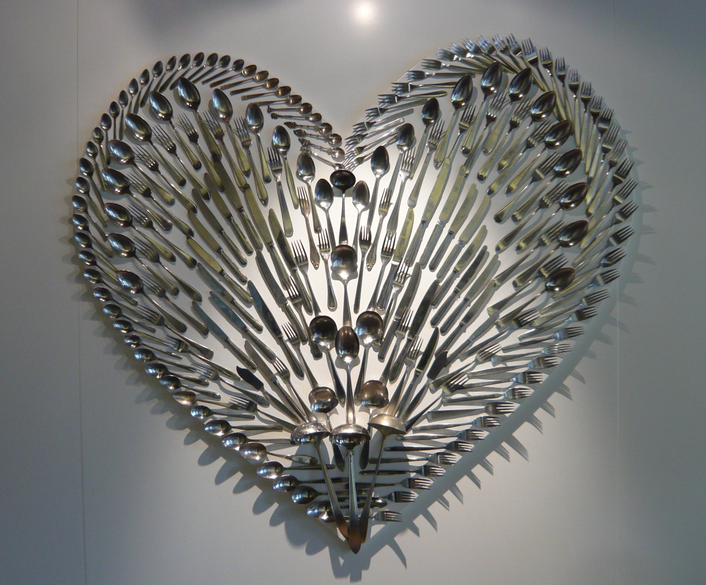 Cutlery_in_the_shape_of_a_heart_-_Zuiderzeemuseum_Enkhuizen.jpg