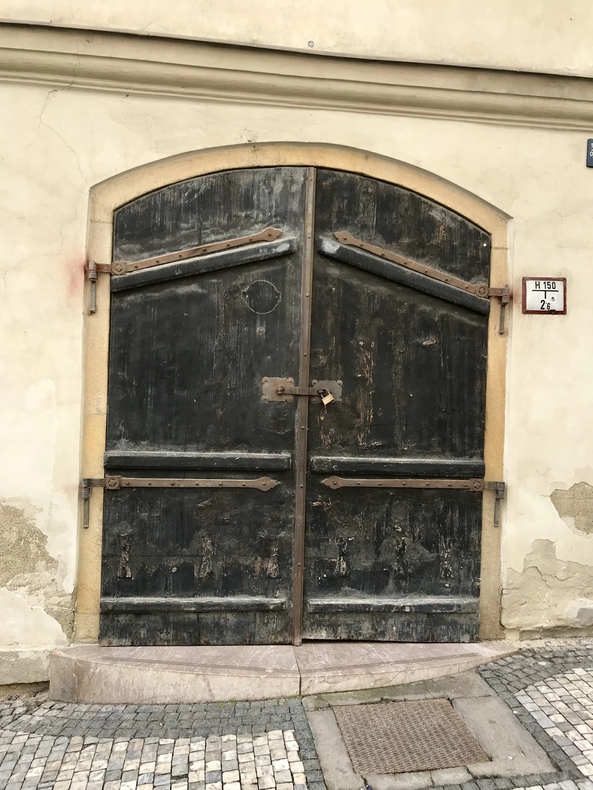 teri_Prague_MalaStrana_spiritedtable_photo03.jpg