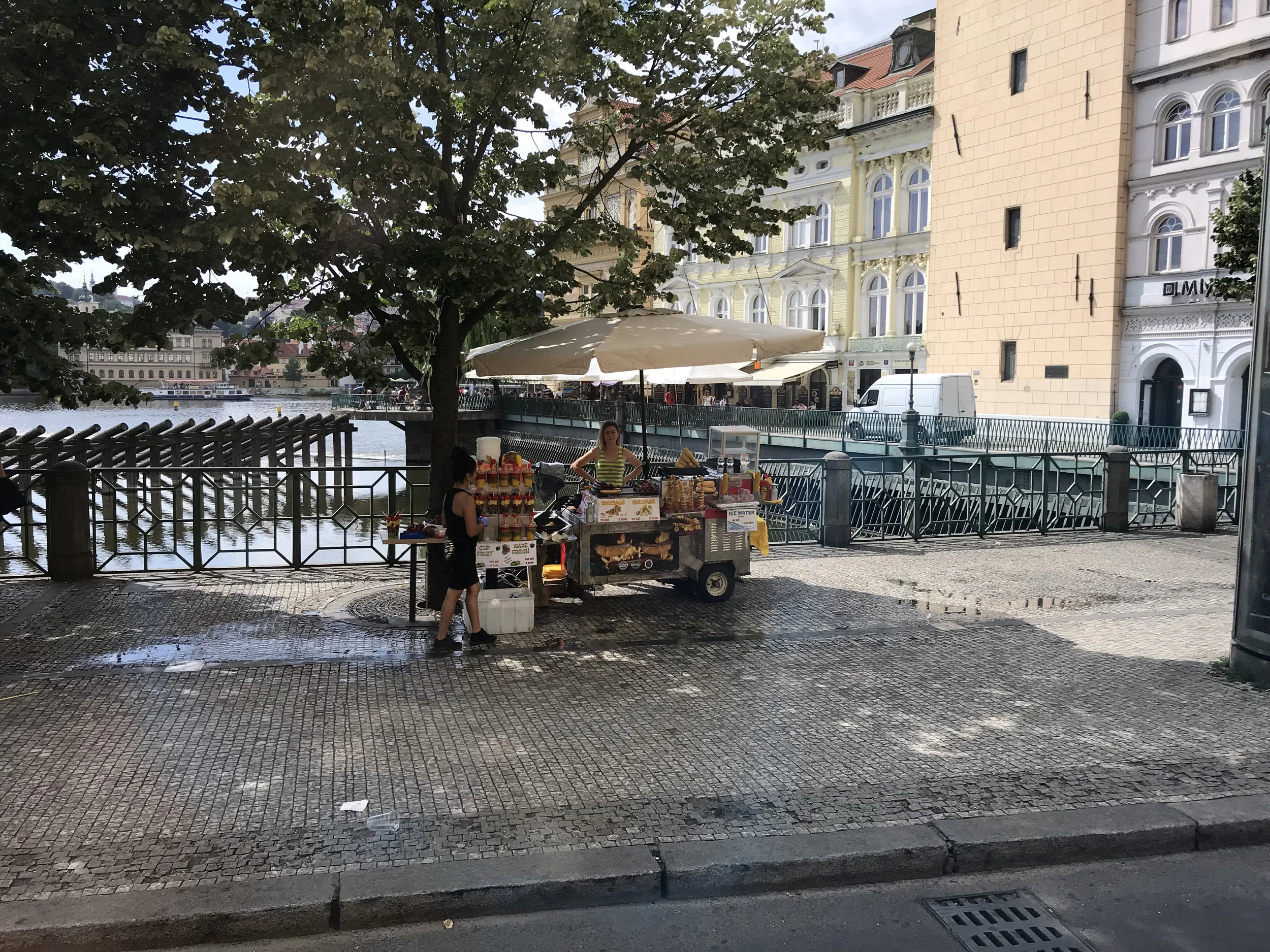 teri_Prague_TouringOldTown_spiritedtable_photo08.jpg