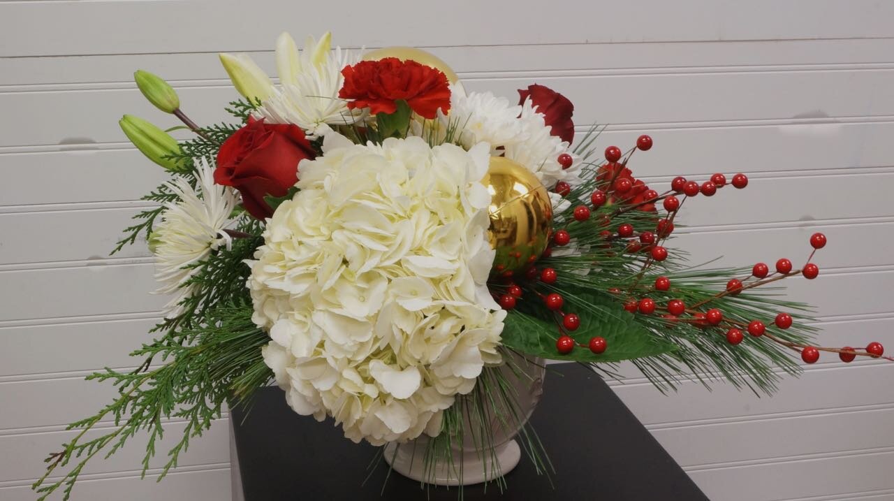 White + Red + Gold=Easy Christmas Flowers