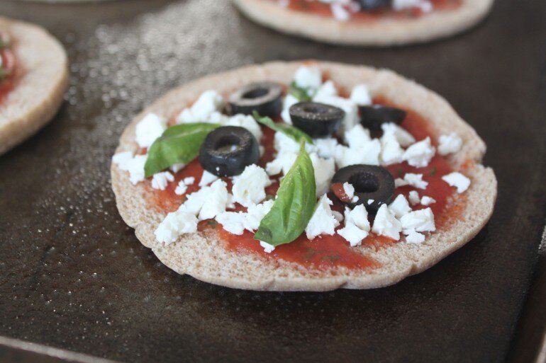  Mini Mediterranean Pita Pizzas