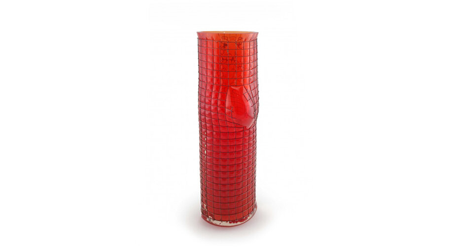 VAN-Cut-Vase-red-iso-1b.jpg