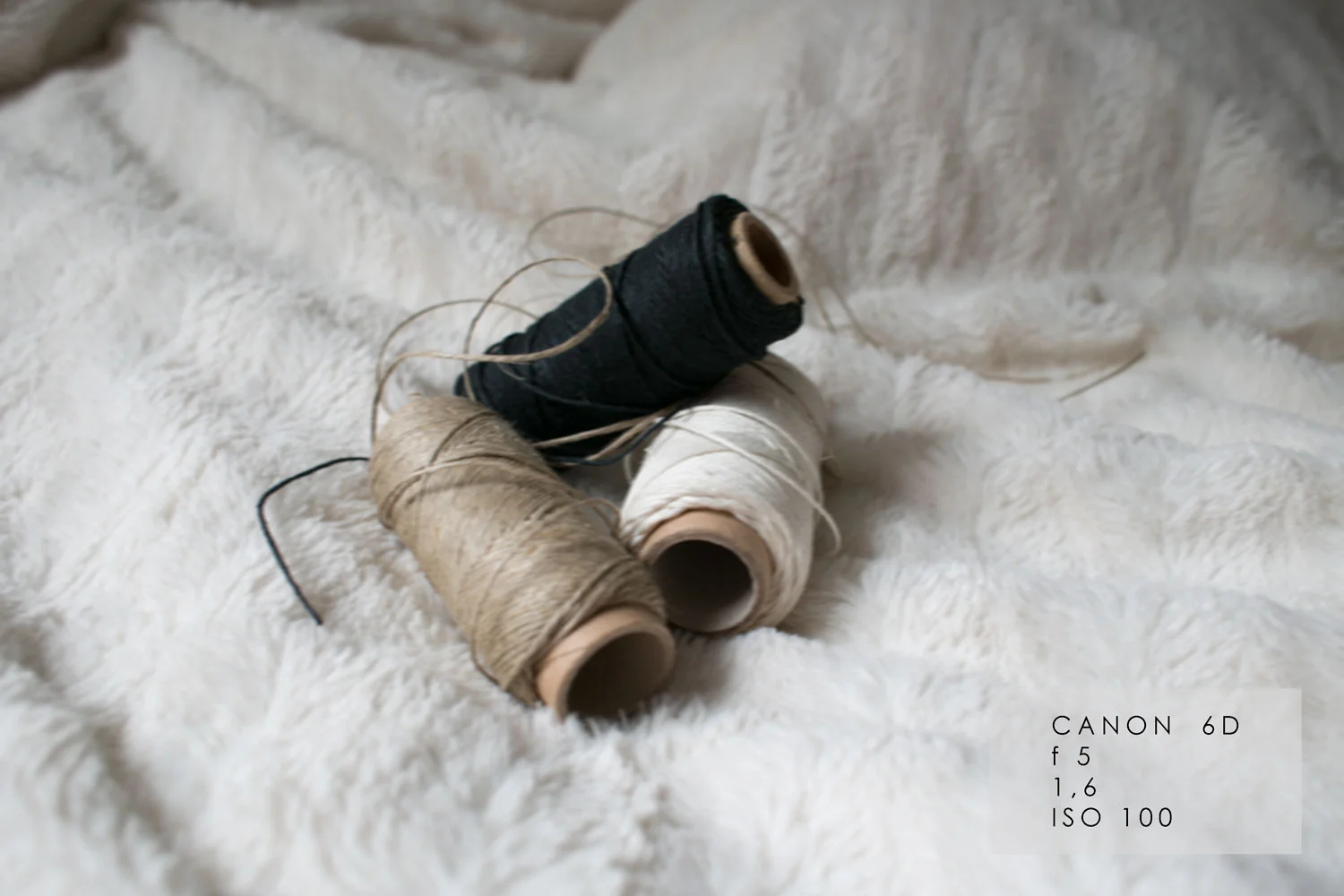 okazuje się jednak, że przesłona f1.8 to za mała głębia ostrości i zdjęcie mi się nie podoba. wolałabym f5, co oznacza, że wpuszczam do aparatu dużo mniej światła i pozostałe parametry trzeba znowu dostosować. dodatkowo, zwykły obiektyw, który zazwy…