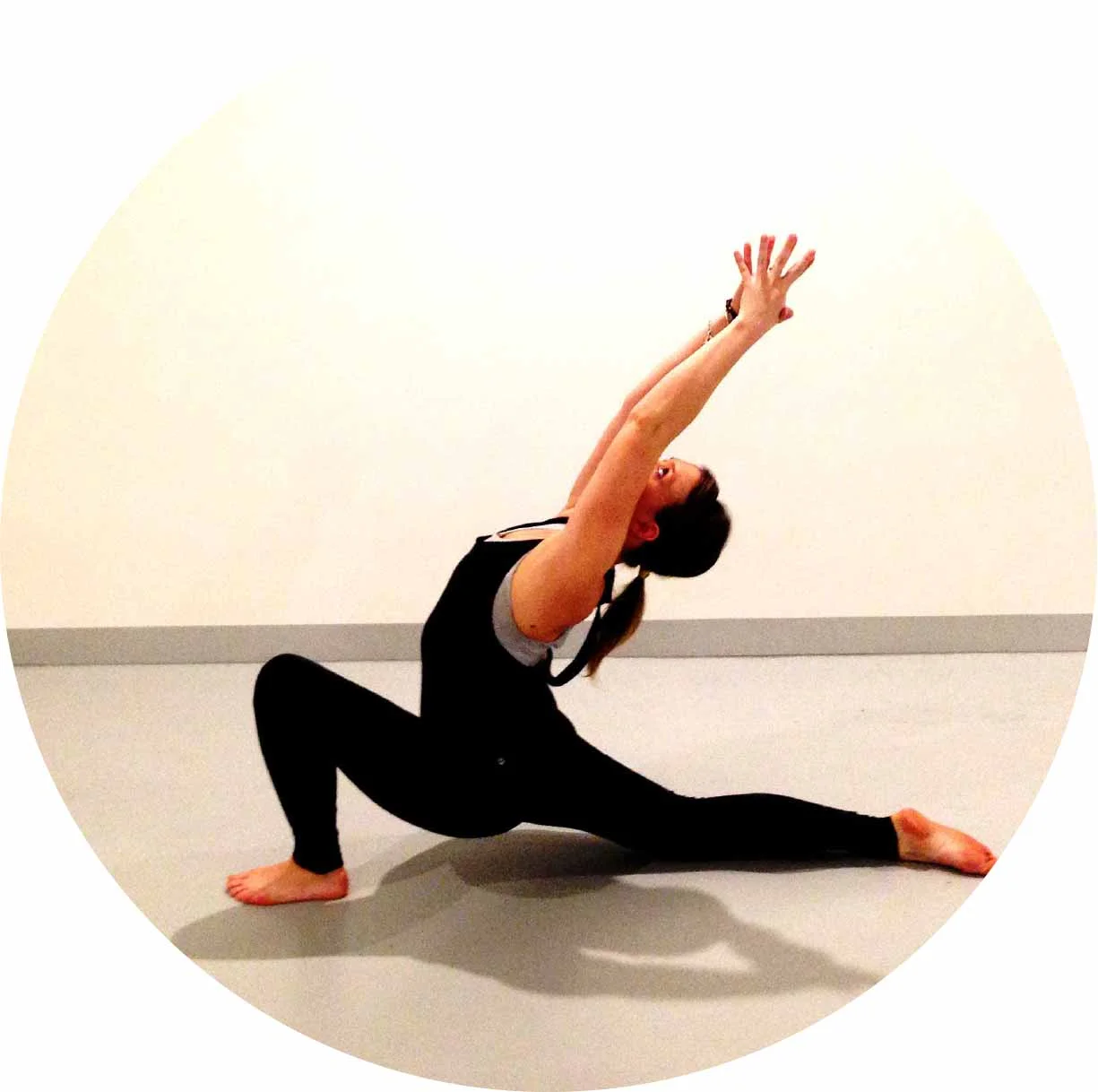 Yoga-Corner-Melbourne-Teacher-Amy-Anjaneyasana-Circle.jpg