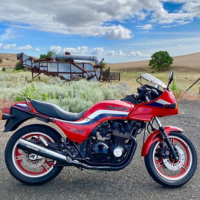 Blue skies for my ride a couple weekend ago, hopefully the rain will disappear this weekend for another ride to central Oregon. #oregon #centraloregon #sunnyday #blueskies #roadtrip #motorcycle #kawasaki #letthegoodtimesroll #80s #vintage #red #fun