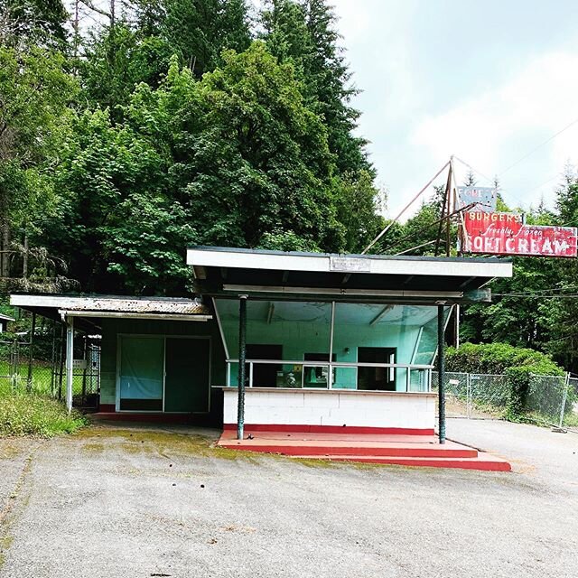 Remember the days before artisan ice cream was a thing, and you only had three choices; Vanilla, chocolate or swirl? #artisian #icecream #vintage #forgotten #oregon #skyline #drive