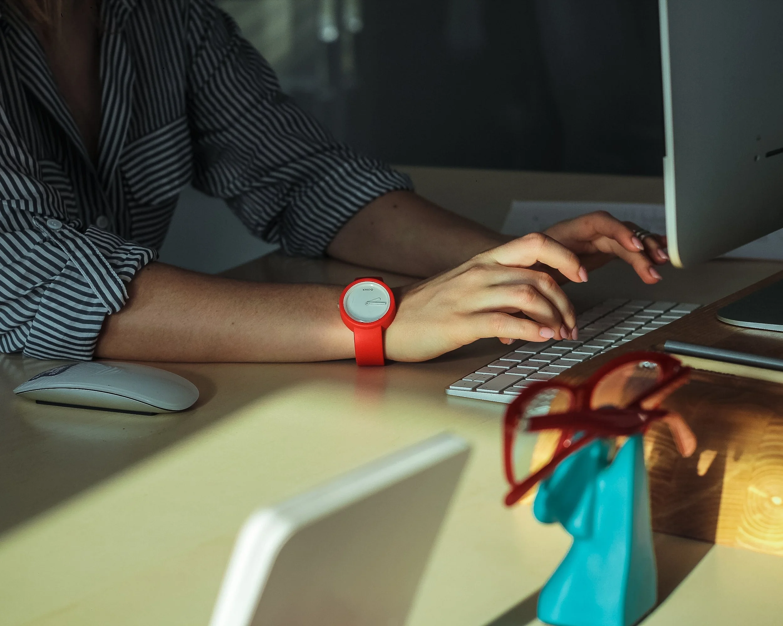 computer-desk-hands-2089373.jpg