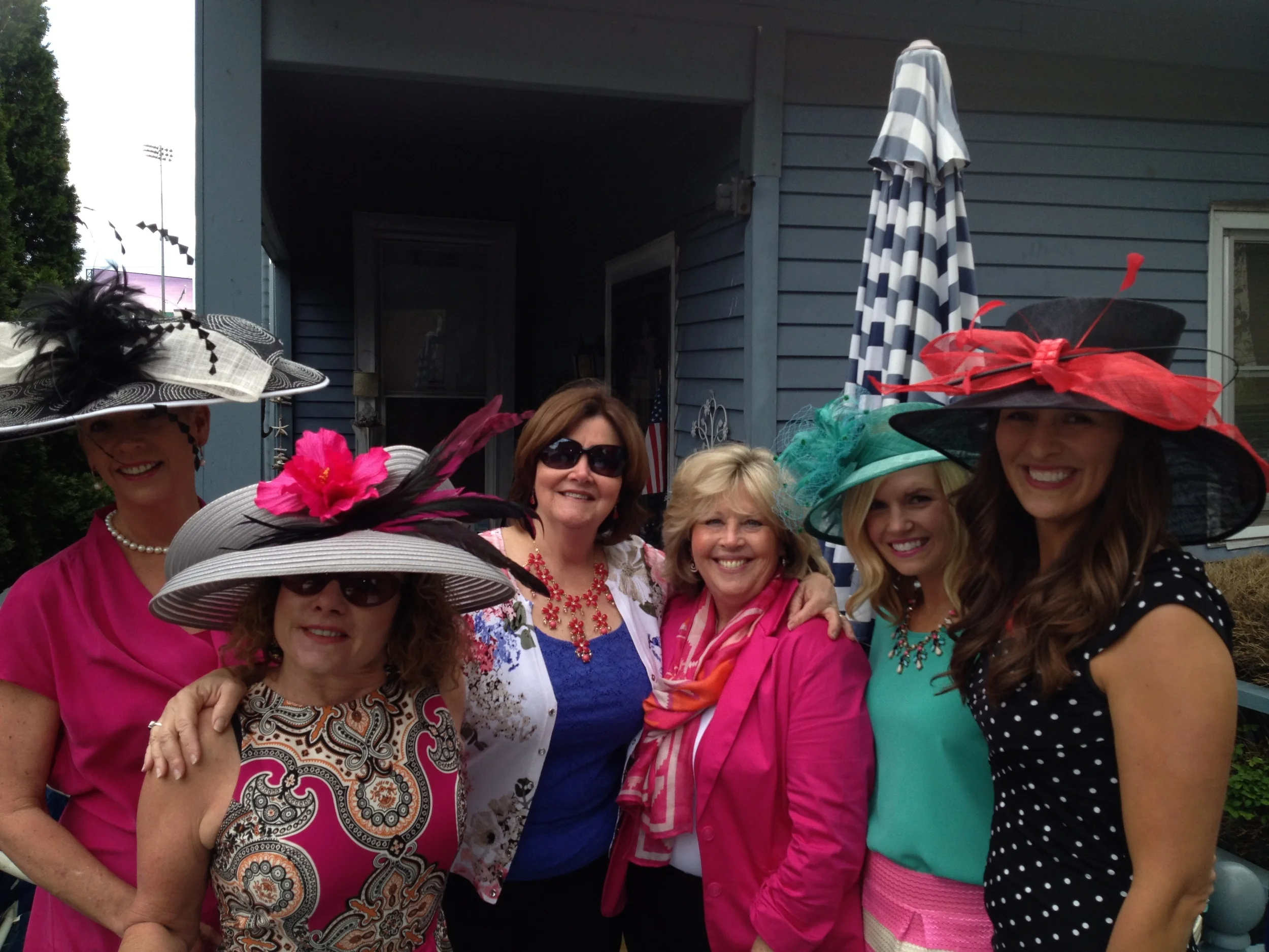 We met up at Lee's then walked the 2 blocks to Churchill Downs. L-R: Kelly, Joy, Donna, Eileen, Leah's friend & Leah (Donna's daughter)