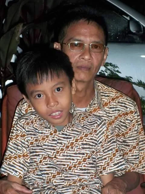 Aan and his youngest son, Izwan...twins