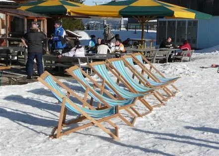 _wsb_441x314_middle+station+deckchairs.jpg