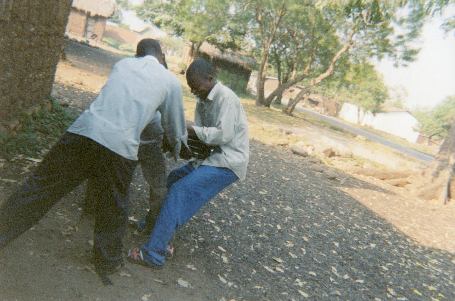  This photo shows the inadequacies of the reintegration and reinsertion kit for tailoring — these three young people are in a dispute regarding a sewing machine included in a reinsertion kit. 