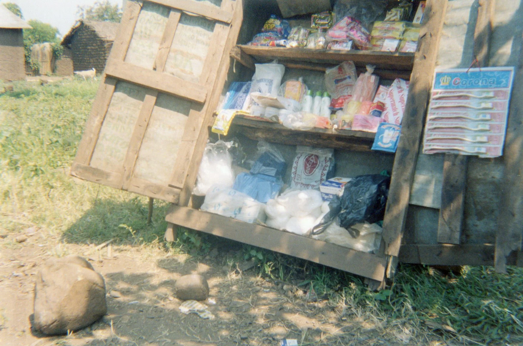 Ex-combatants coming together as an association of youth who sold their goods in order to start a communally managed and owned shop. The monitoring of the shop is ensured by the community structures of the town. 