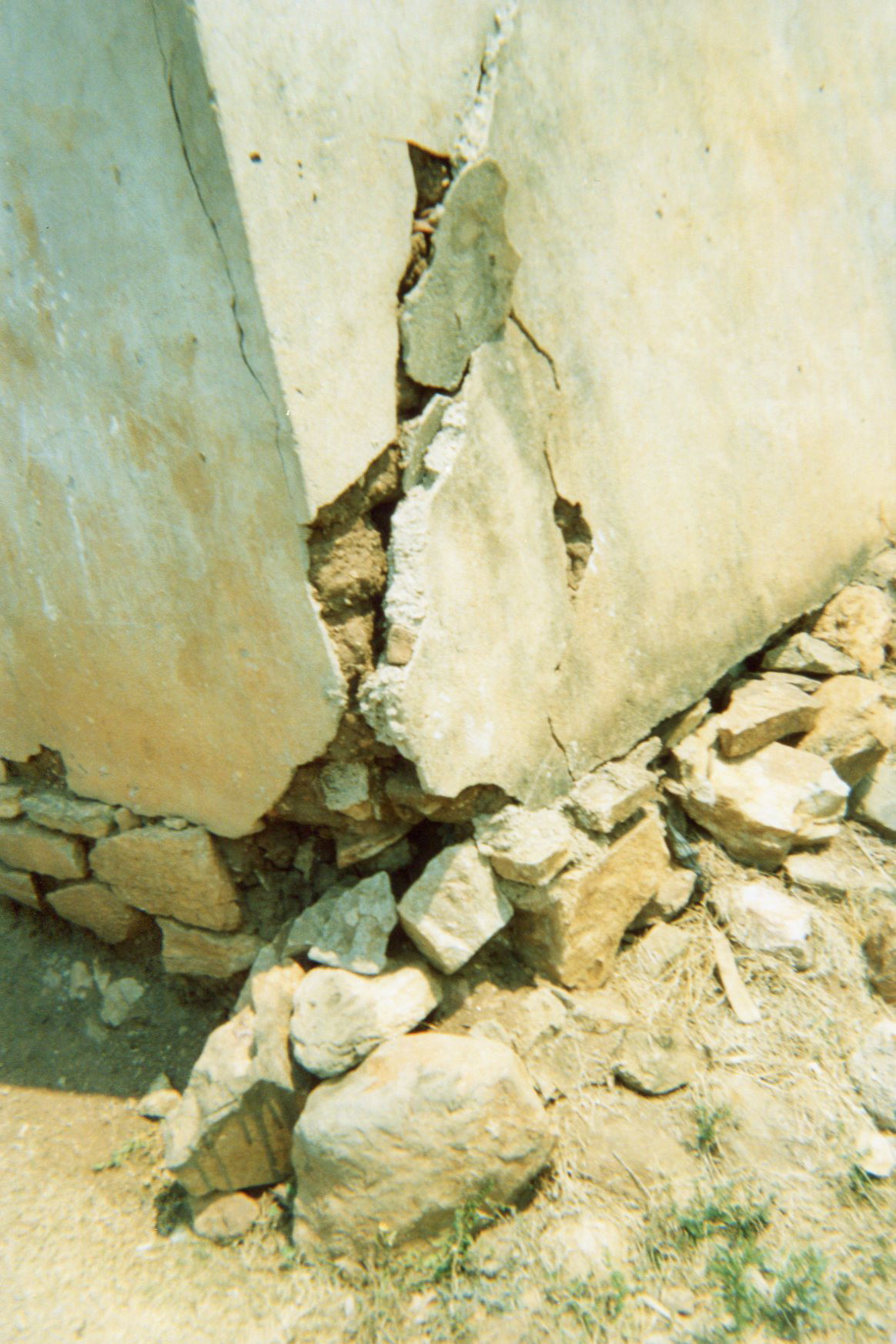  This picture shows the cracks in the walls of my house — this house is a danger for the whole family. 
