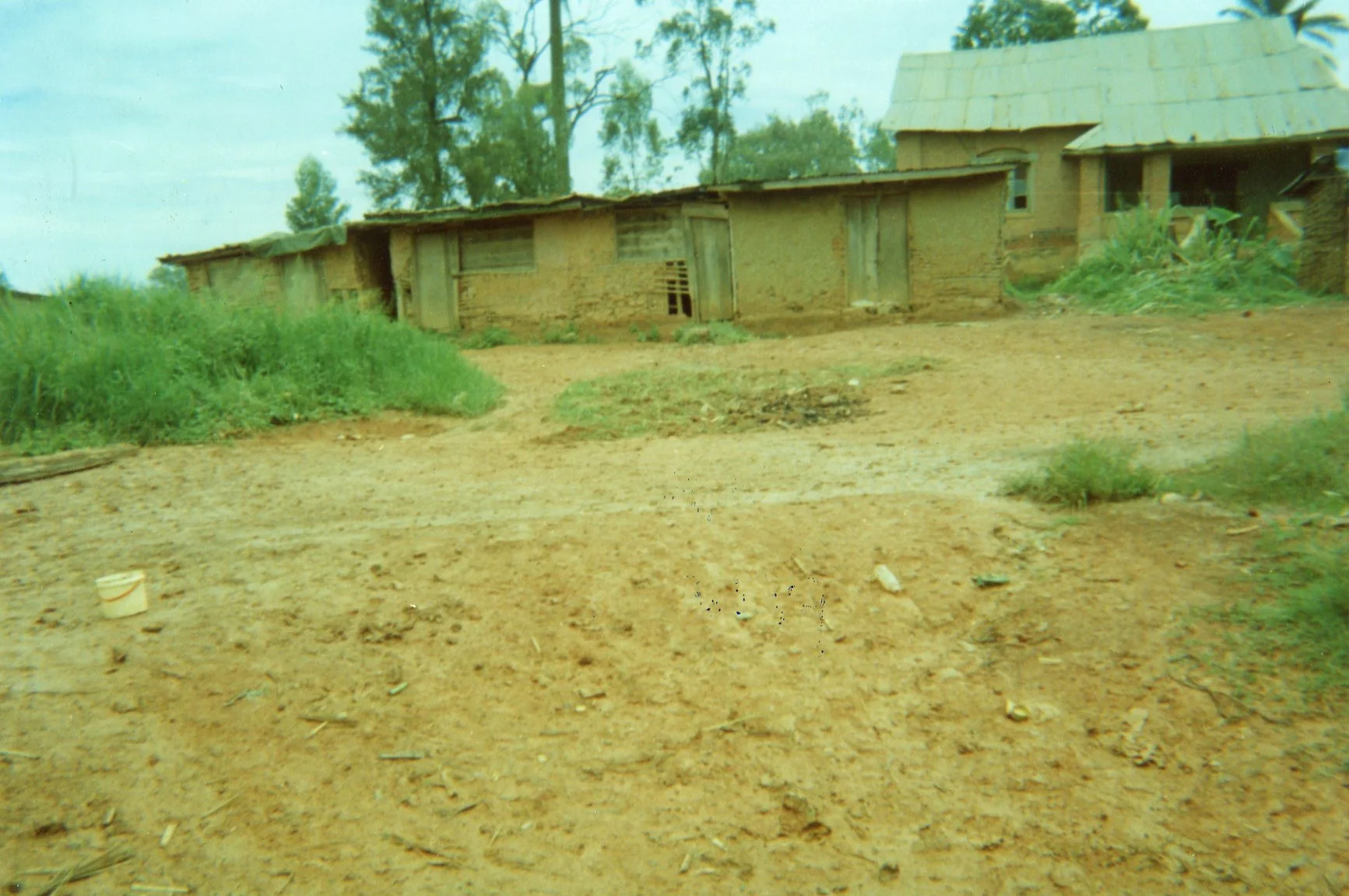 The market is destroyed and needs to be rehabilitated and expanded to the size of the population. 