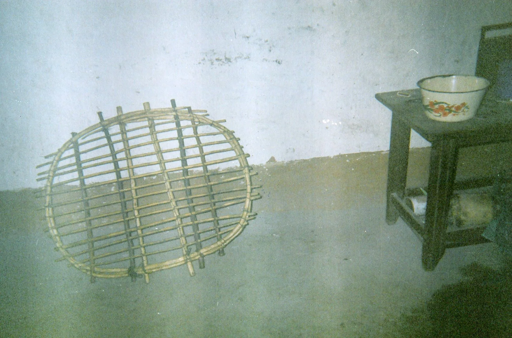 The life has become difficult, it is necessary to transport the fish from the lake to the center in this basket by foot and it is very far.