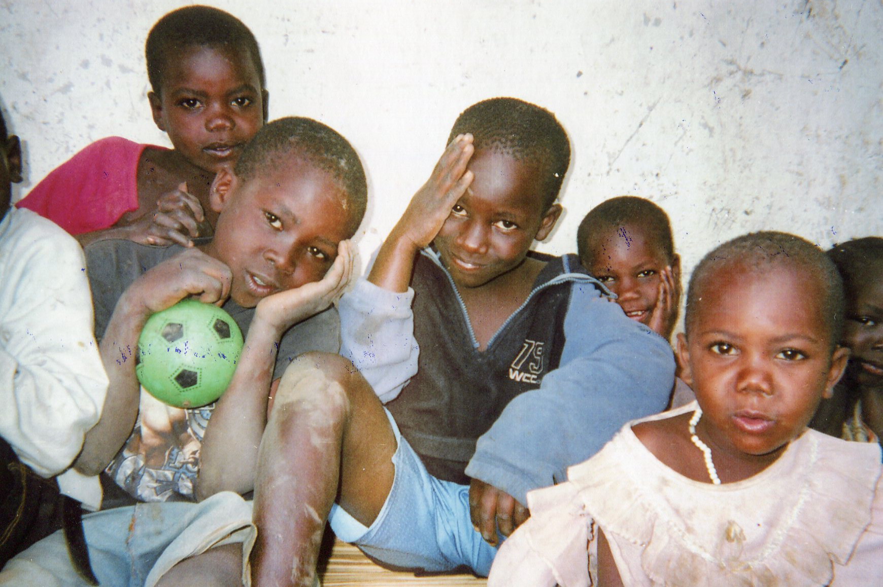  These children regrouped regret the disappearance of their mothers.&nbsp; 