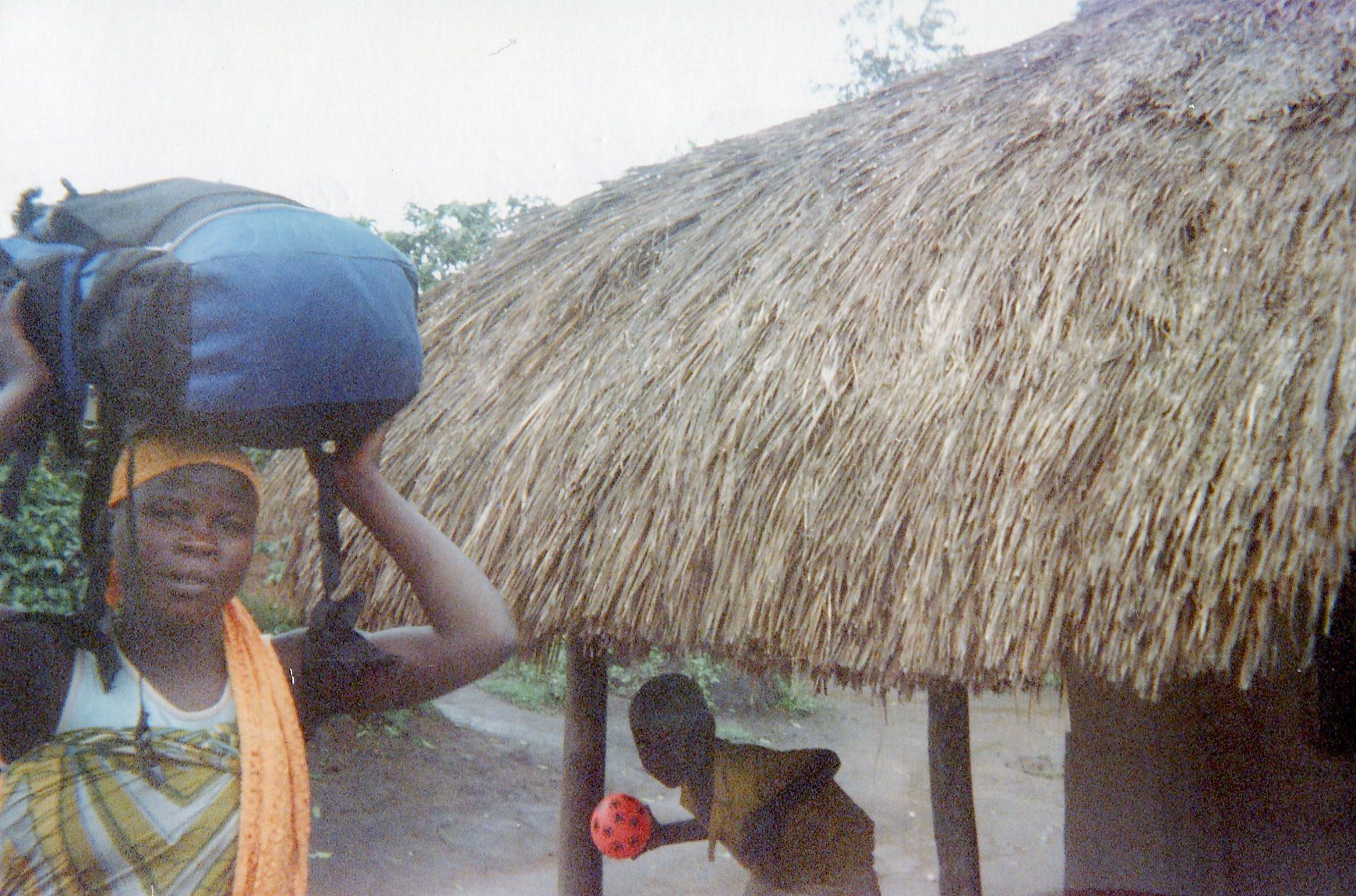  This demobilized woman returns to the village, a child observes it.&nbsp; 