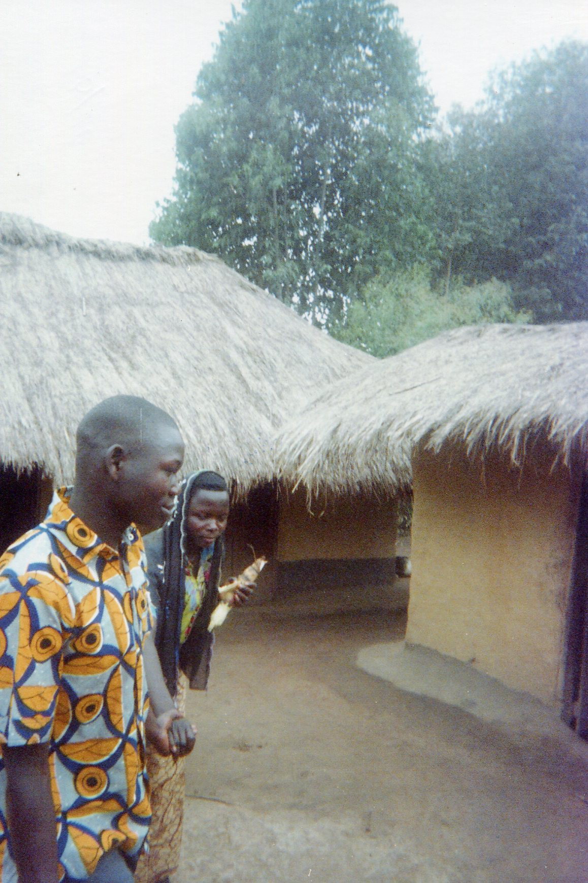  A combatant who takes by force a girl eating a piece of sugar cane to join the group of UPC.&nbsp; 