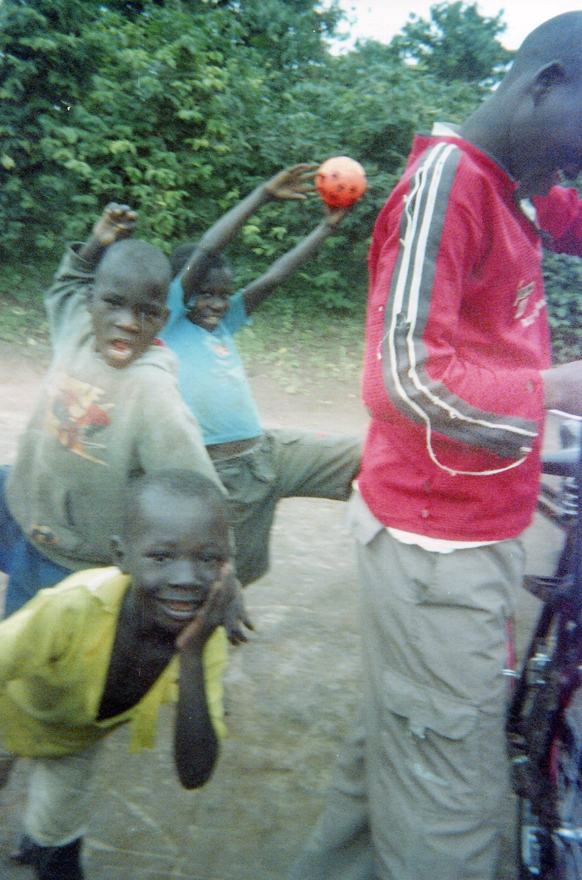  This demobilized (soldier) is booed by children, that is why he turns his back to them.&nbsp; 