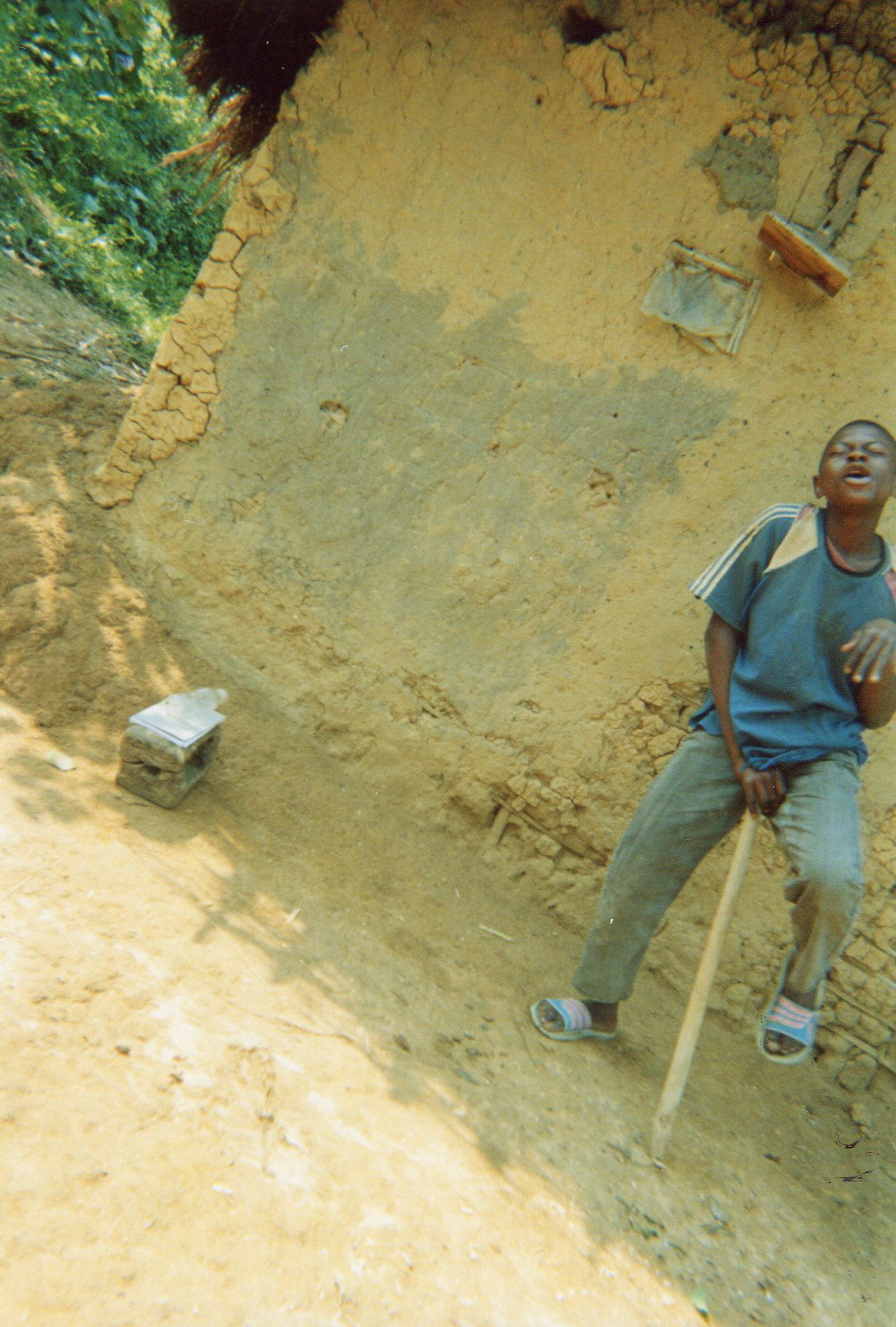  A young boy who became mad due to gunshots.&nbsp; 