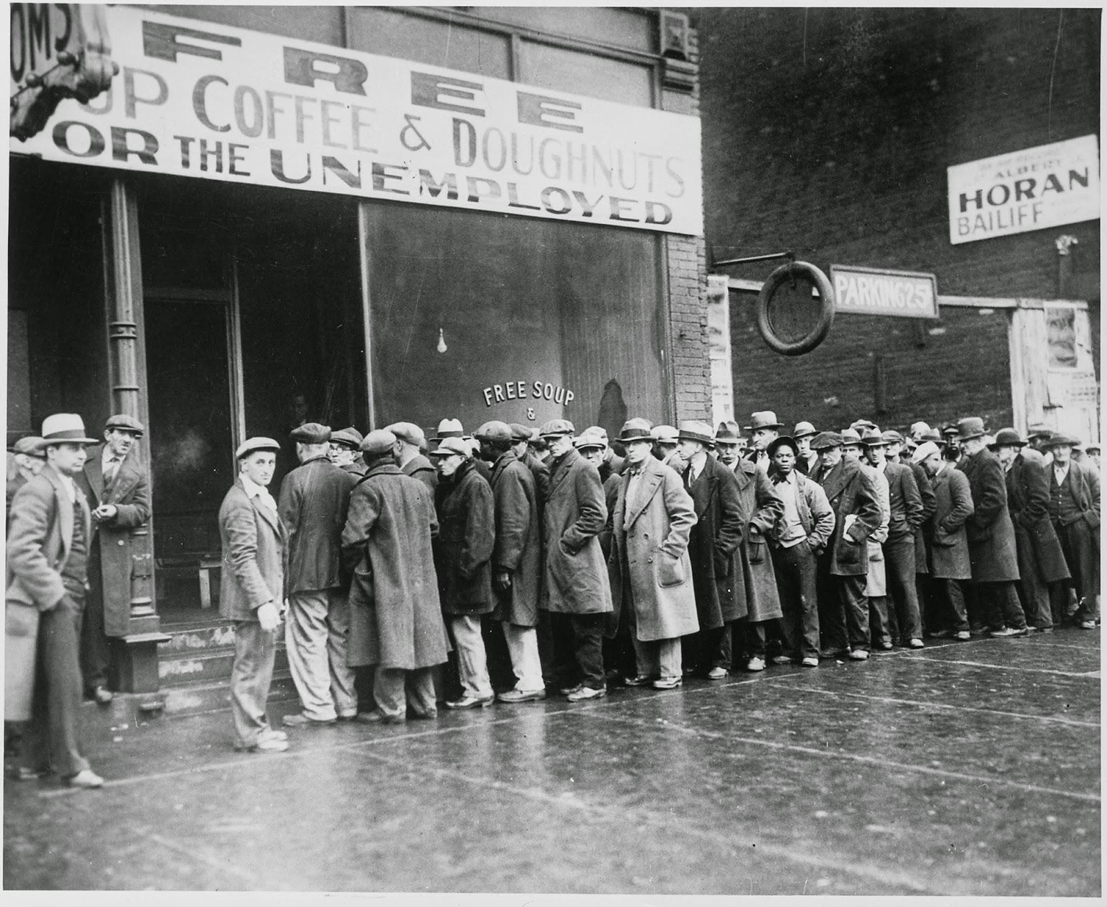 Arbeidsløse menn utenfor et suppekjøkken i Chicago sponset av Al Capone.