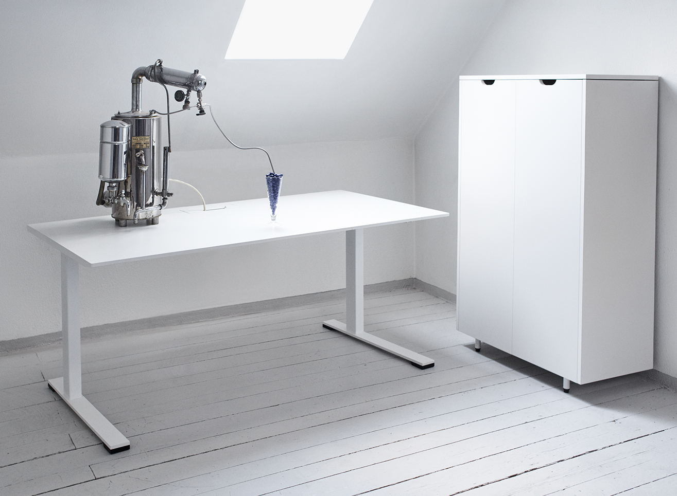 Scandinavian workspace anno 2016 - with Elementa E4 desk + O3 Floating cabinet by StokkeAustad