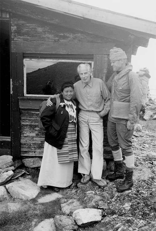 Fra filosofiprofessor Arne Næss’ hytte på Tvergastein (1505 moh.) i 1980 eller -81 i anledning besøk av Pasang, en av de to sherpaene som deltok på Ferden til Tseringma 1971. Pasangs kone er kledd i sherpani klær og Pasangs ekspedisjonsjakke, Arne i sitt hyttenatrekk og Nils i naturfiber fra topp til tå – luen er strikket i en sherpalandsby av kortreist ull. (Les mer i Friluftsboka ) Foto: Ingebjørg Nordby Seim