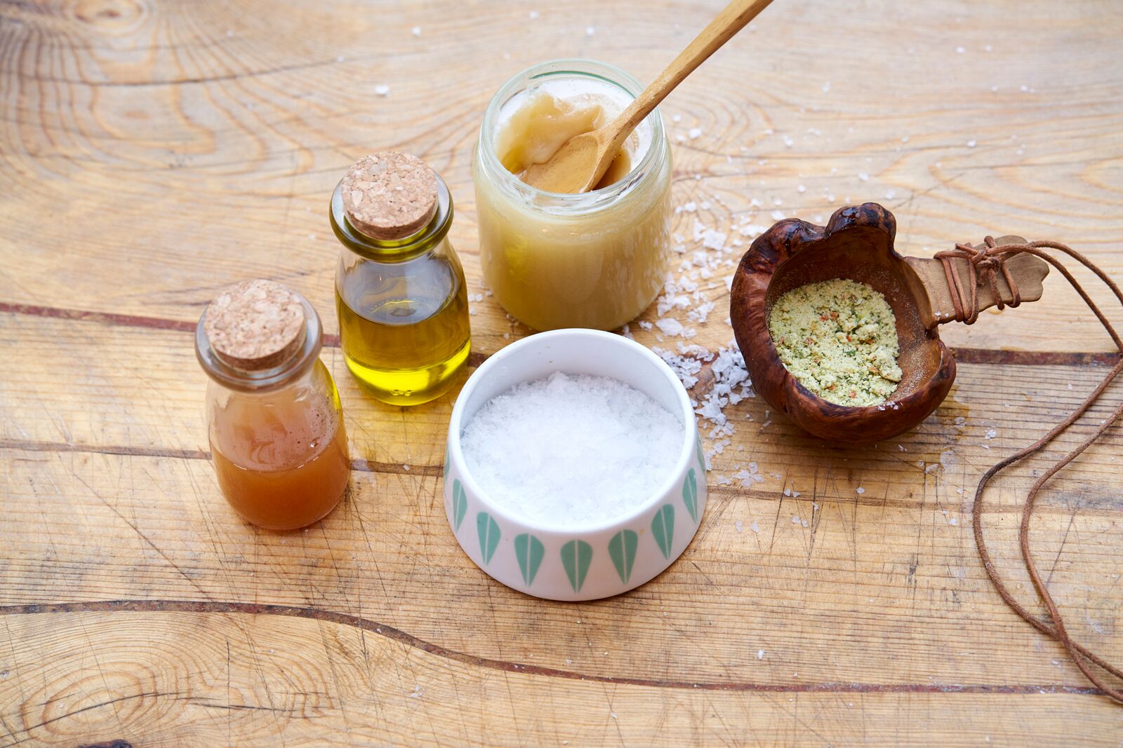 Basic kit: Bullion / bone broth,sea-salt, butter and rapeseed oil, honey, apple-vinegar. Photo: Alexander Benjaminsen. 