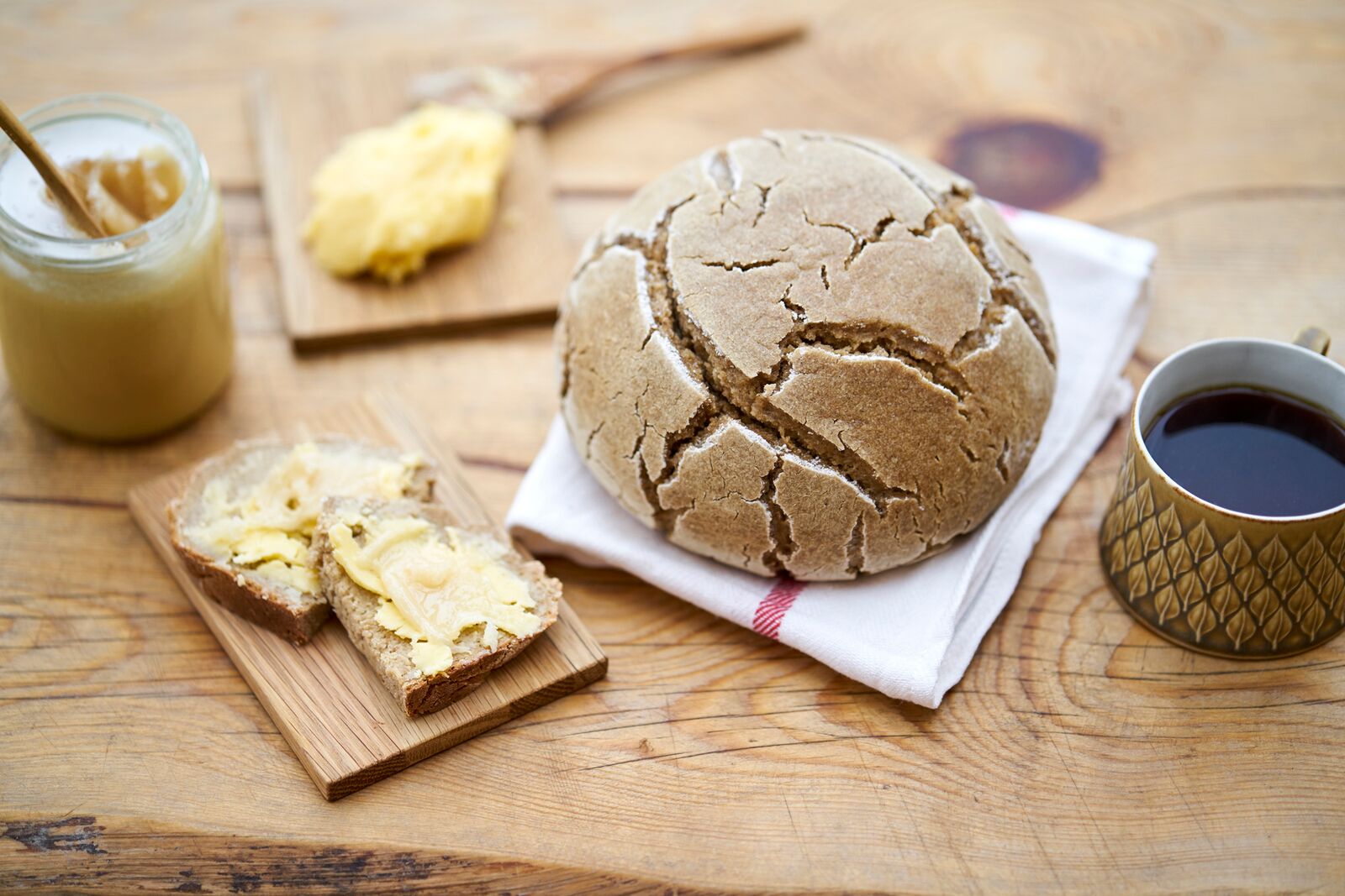 Sourdough bread with butter and honey. Photo: Alexander Benjaminsen. 
