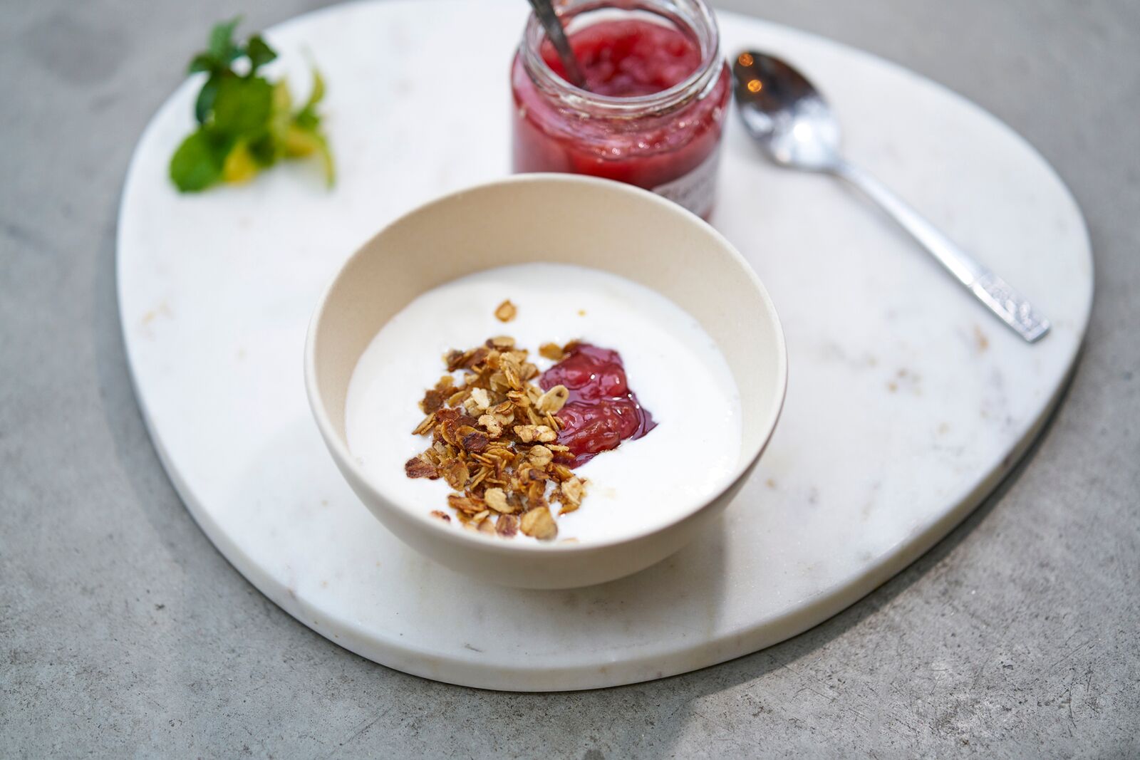 Milk kefir with oat granola and rhubarb and strawberry jam. Photo Alexander Benjaminsen.