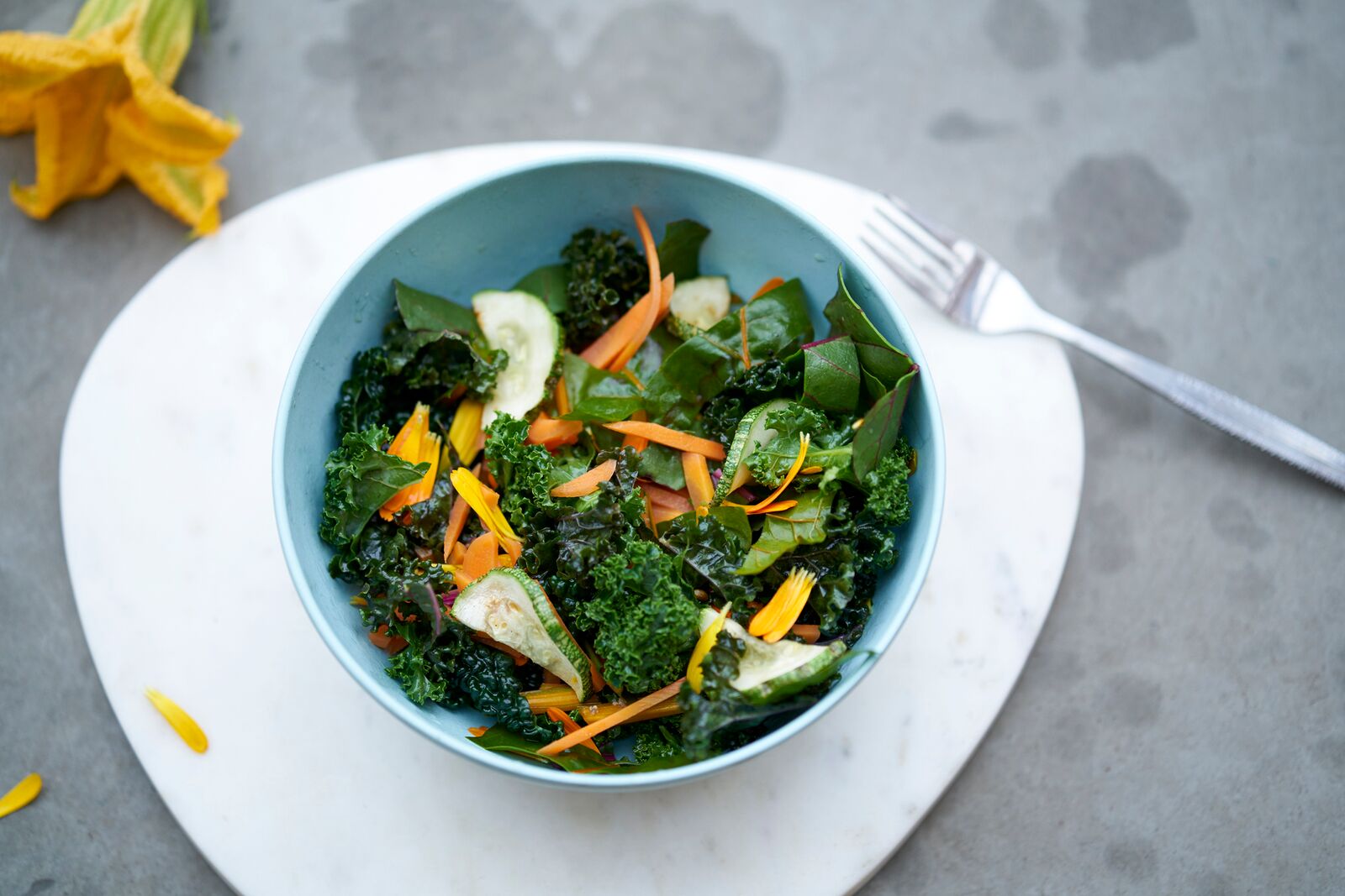 Summer-salad with fried spinach beet, flowers (calendula), zuccini and fermented carrots. Photo: Alexander Benjaminsen. 