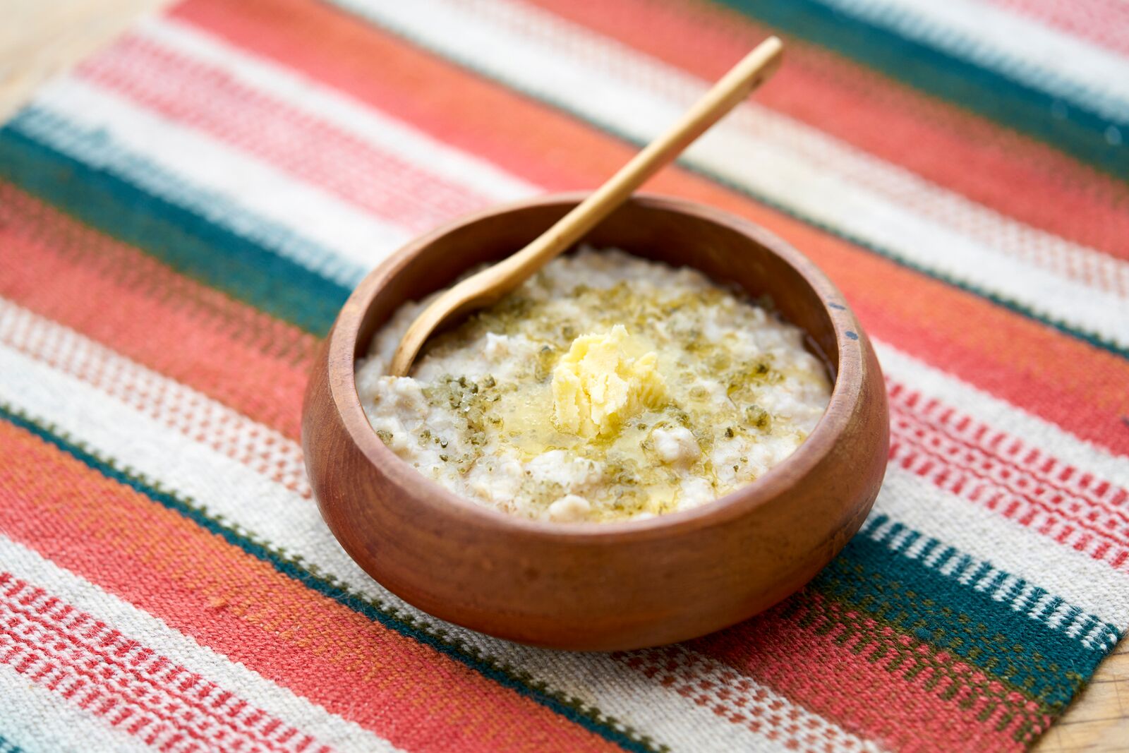 Savory oatmeal-porridge with herb-salt and butter. Photo: Alexander Benjaminsen. 