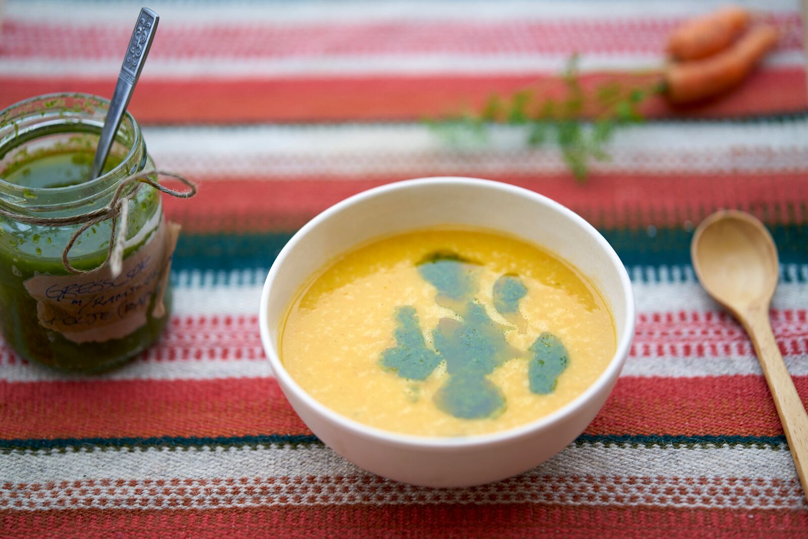 Pumpkin soup with wild garlic oil and bacon. Photo: Alexander Benjaminsen. 