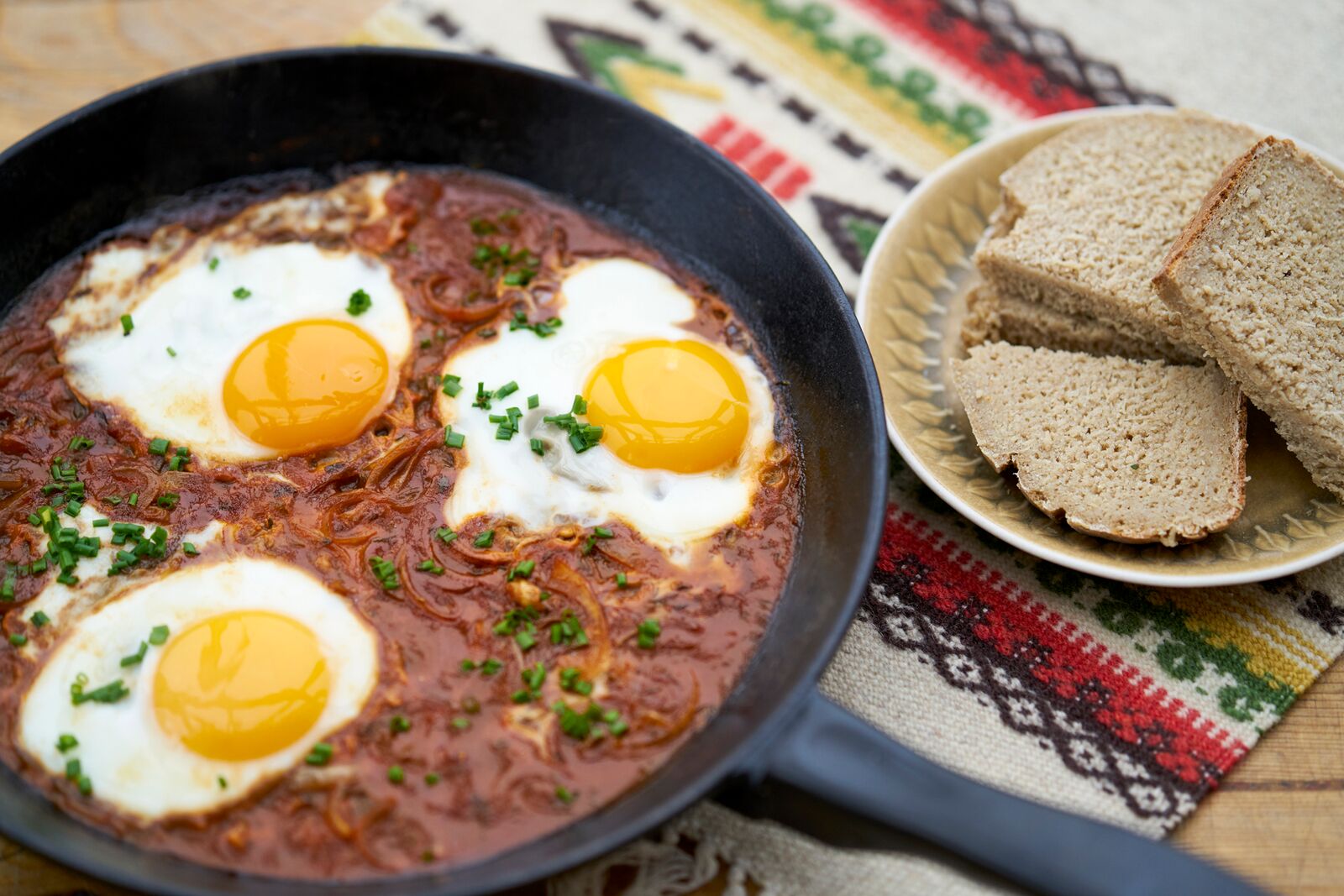 Marrocoan eggs norwgian style with fermented ketchup, onions, thyme, rosemary and sage. Photo: Alexander Benjaminsen. 