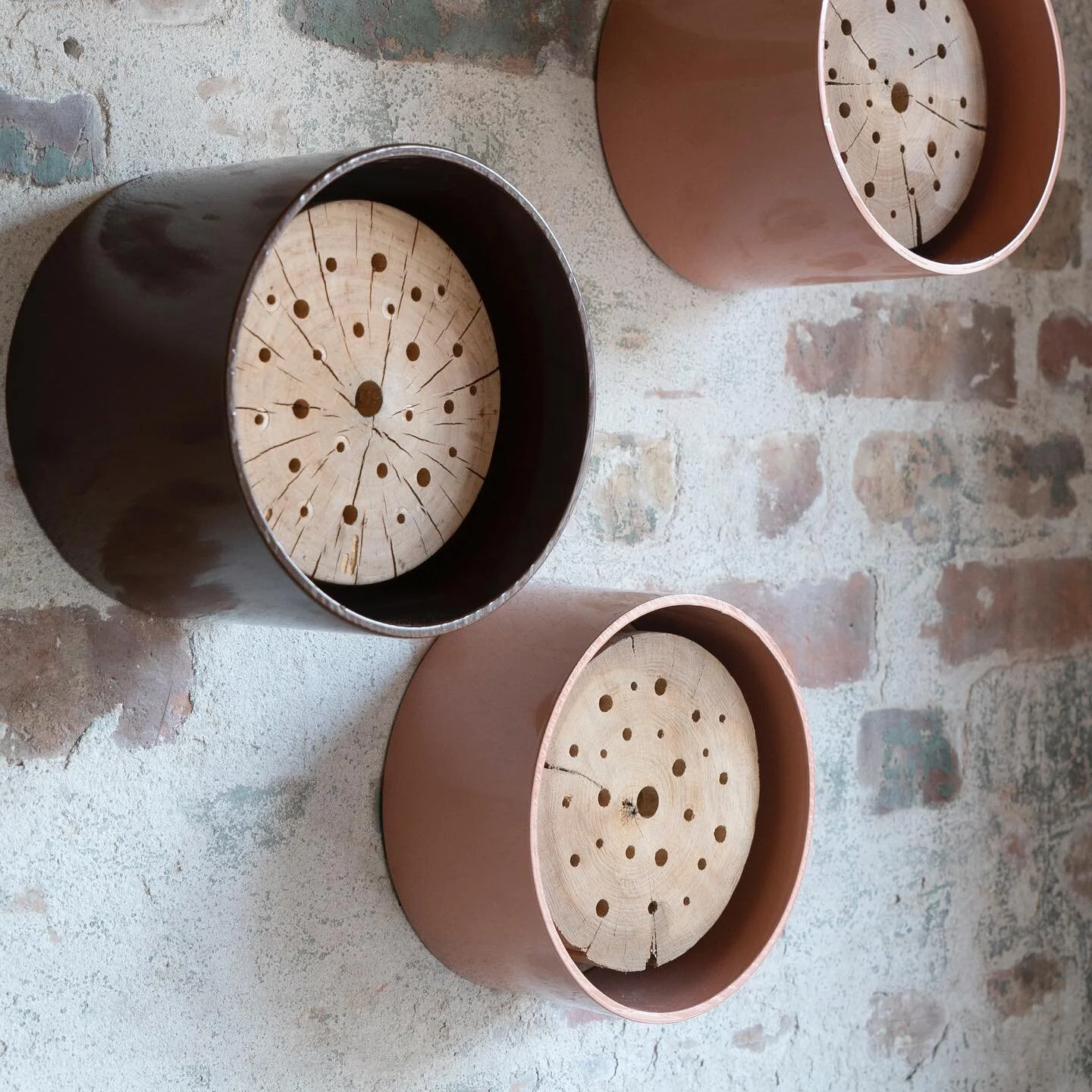 Koloni is an architectural insect hotel designed by @edvin.klasson for Elementa as part of an emerging kit of objects aimed at opening human architecture for other living beings - and helping preserve biodiversity in small ways. The infinitely recycl