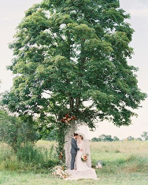 Our styled shoot for @laurenfair's #loveaffairtheworkshop with @oleanderfloral is featured over on @magnoliarouge today!! (Julie made the hand-lettered sheer backdrop and all of the paper goods #sandpiperandco, photo by #laurenfairphotography &amp; f