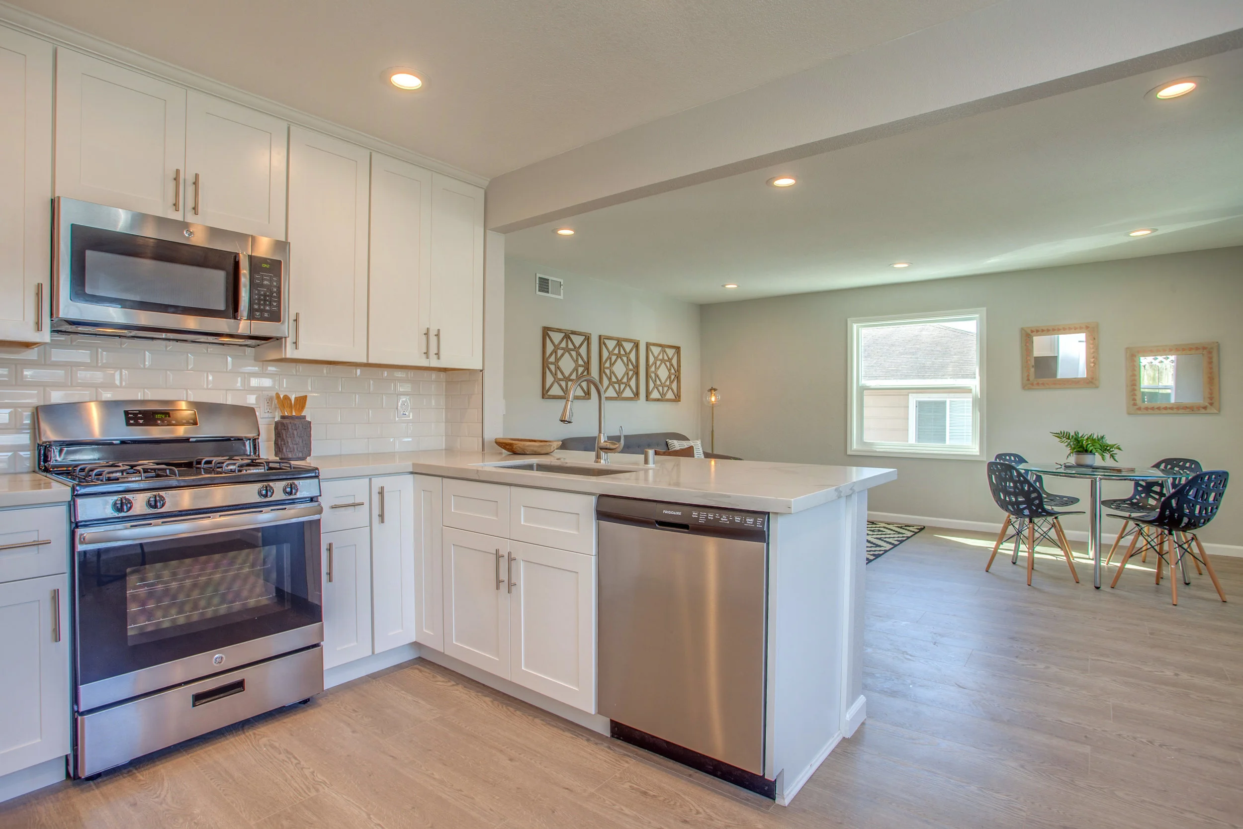 110 Grove Ave South San-print-013-25-Kitchen-4200x2800-300dpi.jpg