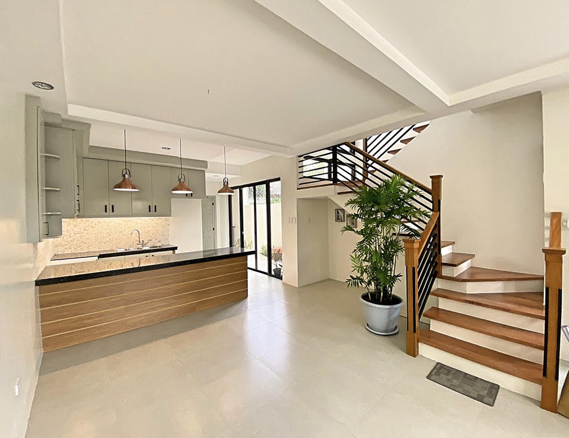     

 
   House &amp; Lot for Sale (Hidalgo Model)  Location: Unit 28-D, Santol St., Pilar Village, Las Pinas City    Price: 9.9M  Lot Size: 126 sq meters  Floor Area: 158 sq meters    4 bedrooms  4 bathrooms  12 sq m loft  spacious open-plan livin