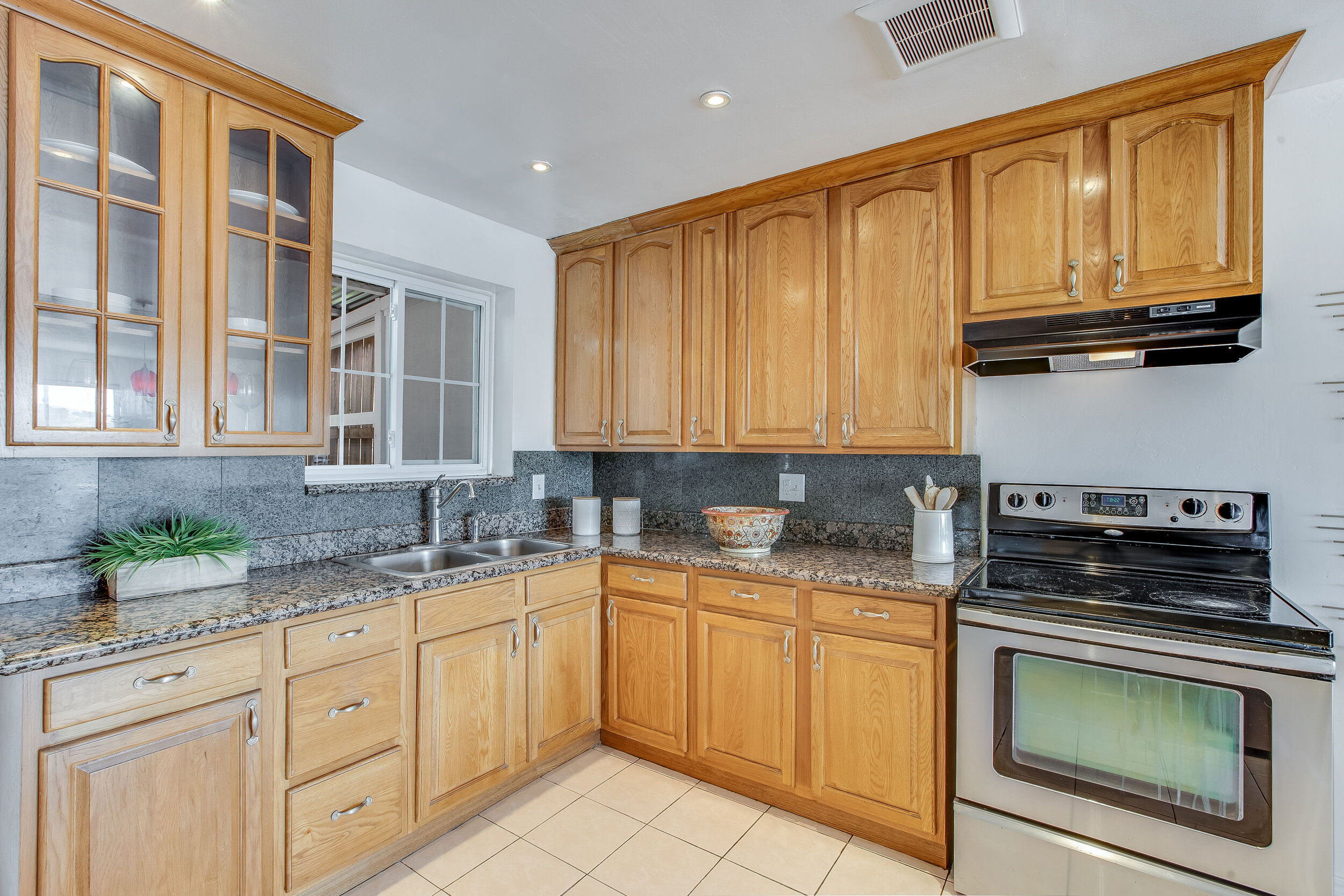 1069PowhattanAve-14.jpg