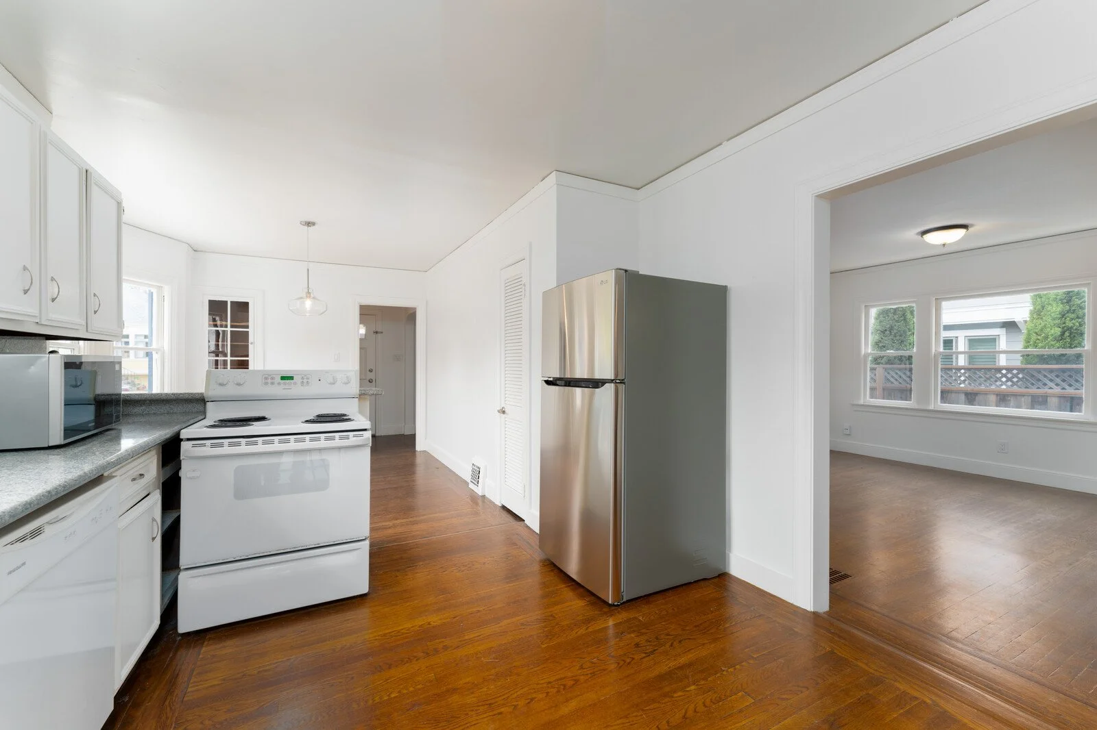 29_736_Linden_Burlingame_029_mls.jpg