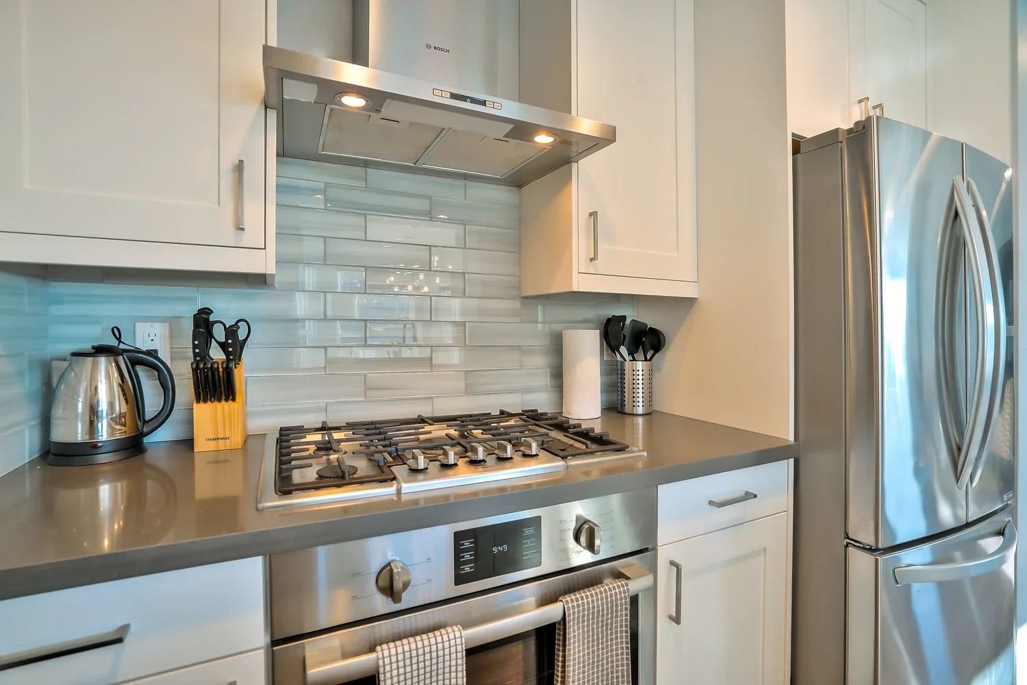 Kitchen+stove+and+fridge.webp