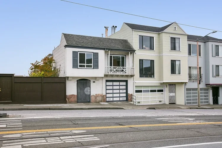 2721 Taraval St