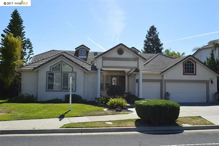 32 E Country Club Drive