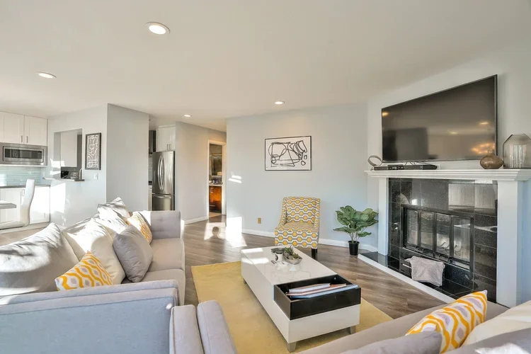 Living+room+from+window+looking+to+kitchen.webp
