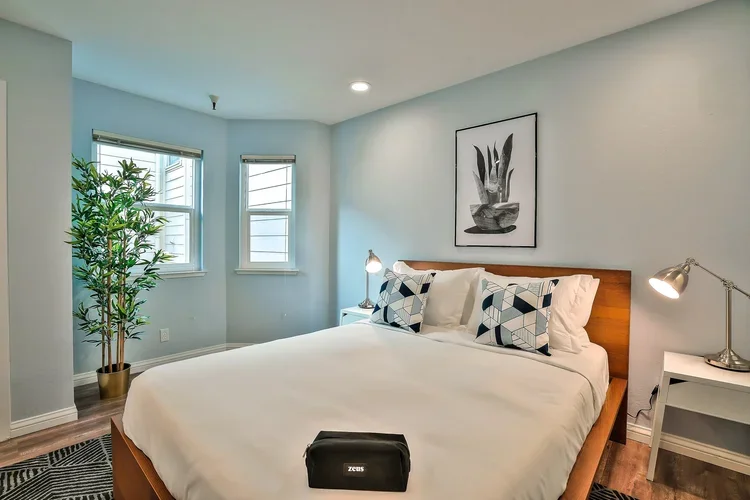 Second+bedroom+with+windows.webp