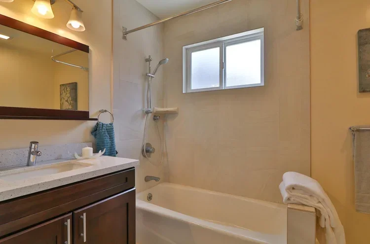40+Escanyo+Dr+South+San-large-019-8-Bathroom-1500x990-72dpi.webp