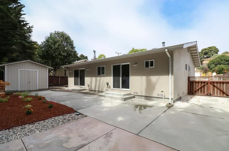 40+Escanyo+Dr+South+San-large-022-17-Back+Yard-1500x987-72dpi.webp